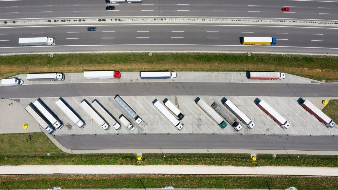 Normativa sul parcheggio per mezzi pesanti: camion nel parcheggio